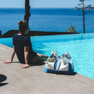 Strandtasche aus Segeltuch, Farbe Blau-Rot-Weiss, Nummer 5, Frontansicht, im Schweizer Reisezubehör Online-Shop weshop.ch